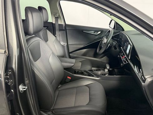 Used 2024 Kia Niro EX Touring image 32