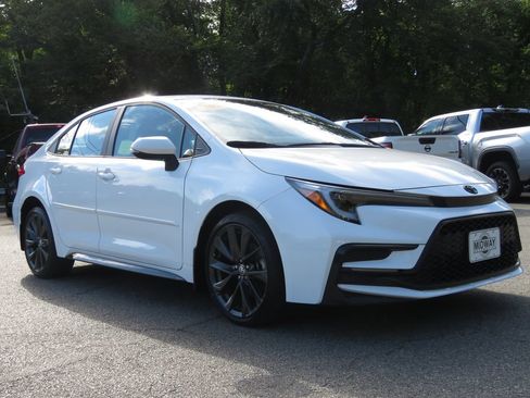 Used 2024 Toyota Corolla SE FWD image 3