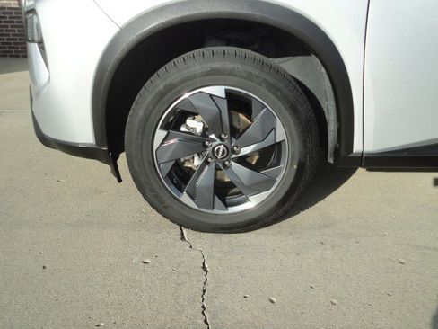 Used 2025 Nissan Rogue SV image 2