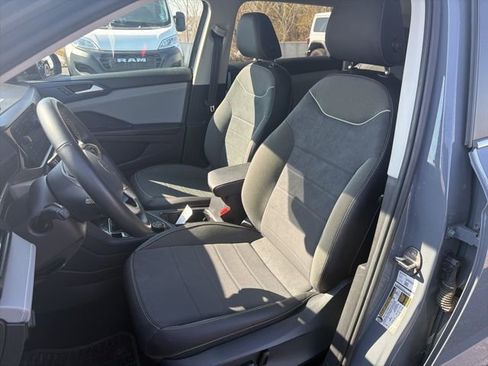 Used 2024 Volkswagen Taos SE image 6
