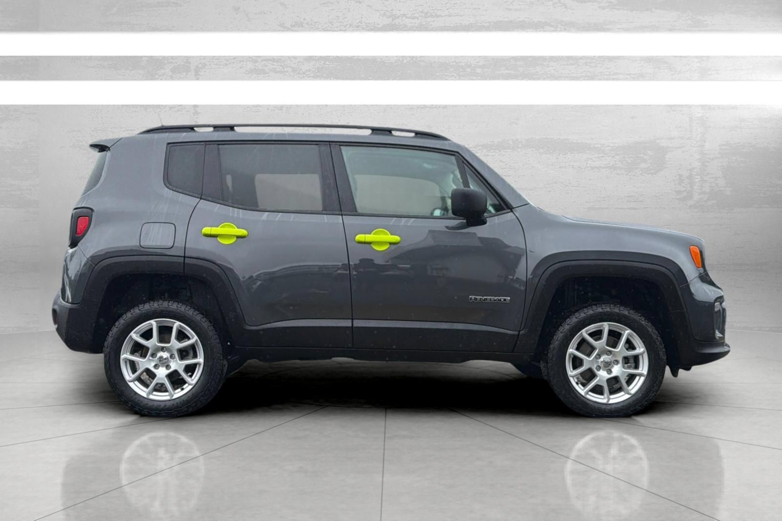 Used 2023 Jeep Renegade Latitude AWD/4WD image 3