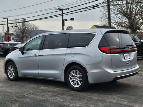 Used 2024 Chrysler Pacifica Touring-L image 3