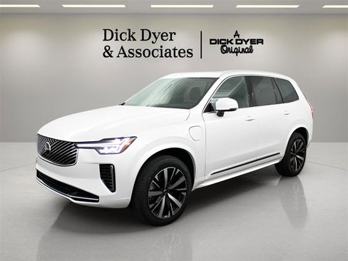 New 2025 Volvo XC90 T8 Core w/ Protection Package image 4