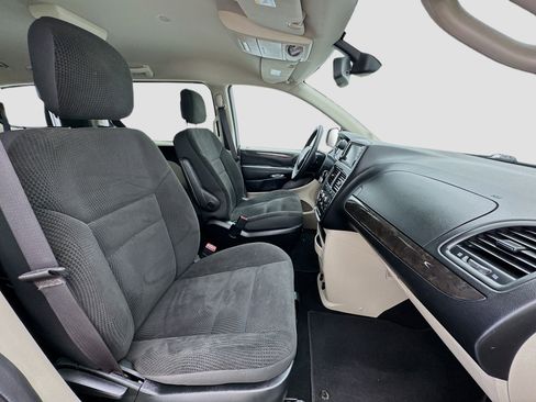 Used 2019 Dodge Grand Caravan SE w/ UConnect Hands-Free Group FWD image 20
