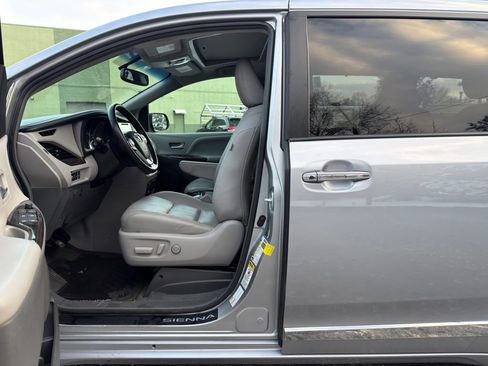 Used 2016 Toyota Sienna XLE w/ XLE Navigation Package image 11