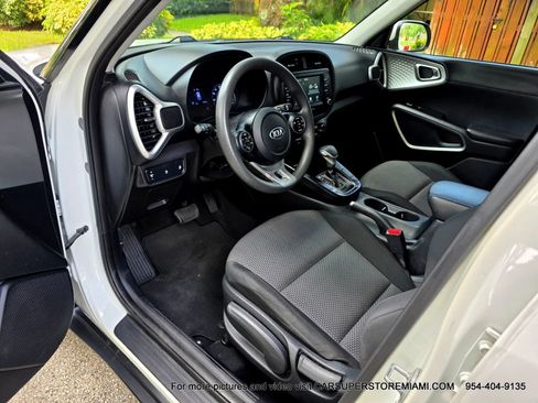 Used 2021 Kia Soul LX FWD image 2