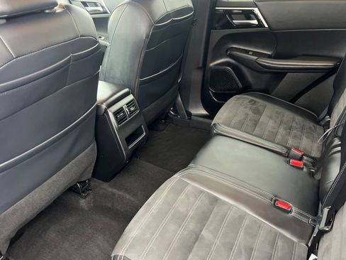 Used 2024 Mitsubishi Outlander SE image 12