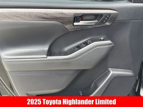 Used 2025 Toyota Highlander Limited FWD image 4