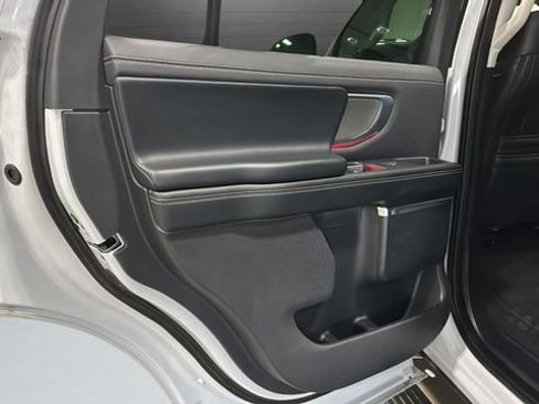 Used 2025 Ford Expedition Platinum image 27