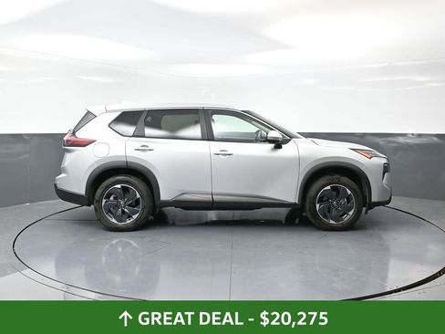 Used 2024 Nissan Rogue SV image 2