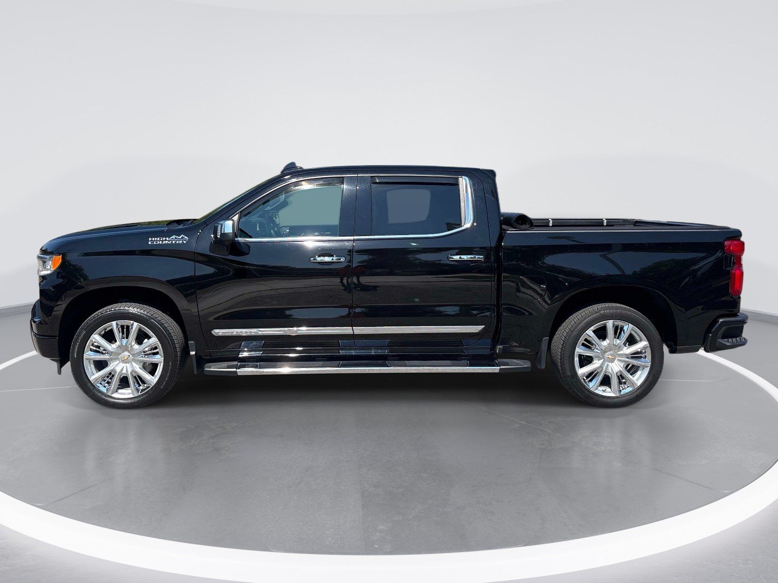 Used 2023 Chevrolet Silverado 1500 High Country w/ High Country Premium Package AWD/4WD image 5