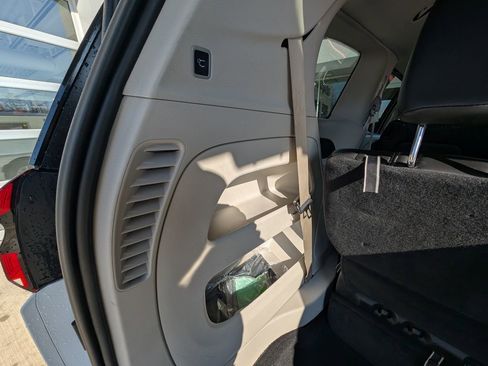 Used 2024 Chrysler Pacifica Touring-L image 40