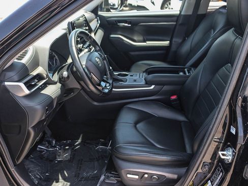 Used 2021 Toyota Highlander XLE FWD image 18