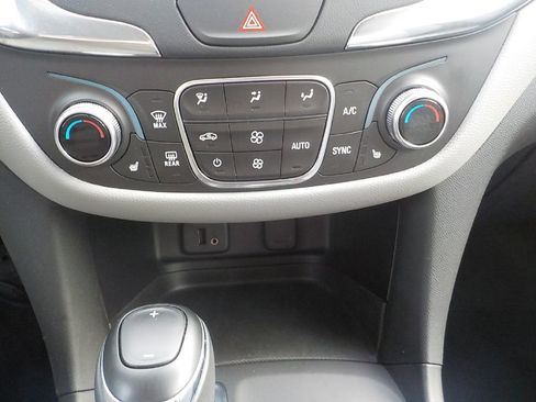 Used 2018 Chevrolet Equinox LT FWD image 14