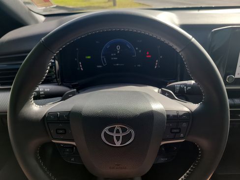 Used 2025 Toyota Camry SE image 29