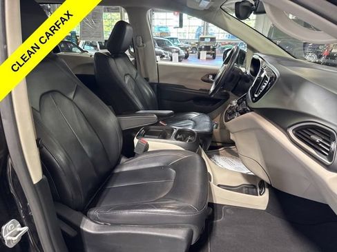 Used 2017 Chrysler Pacifica Touring-L w/ Tire & Wheel Group FWD image 40