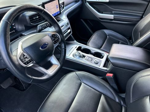 Used 2022 Ford Explorer XLT w/ Equipment Group 202A image 9