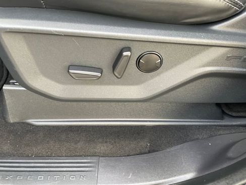 Certified 2025 Ford Expedition Max Platinum image 40