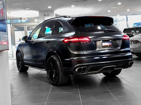 Used 2015 Porsche Cayenne Turbo image 5