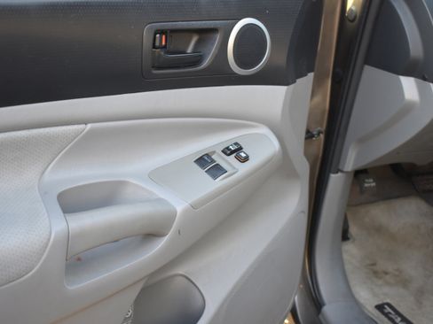 Used 2011 Toyota Tacoma PreRunner w/ TRD Sport Pkg image 28