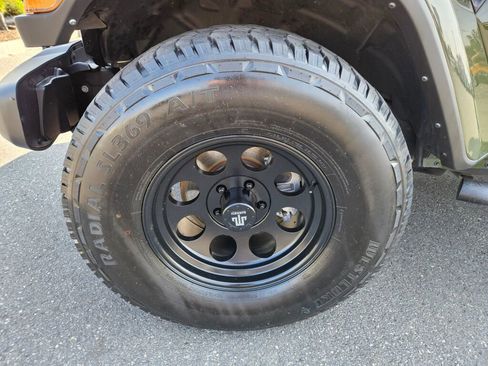 Used 2021 Jeep Gladiator Sport image 9