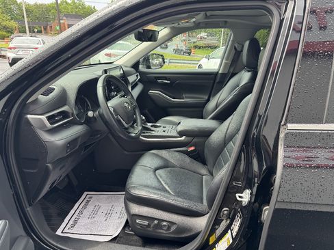 Used 2022 Toyota Highlander XLE AWD/4WD image 8