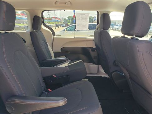 Used 2018 Chrysler Pacifica Touring Plus FWD image 19