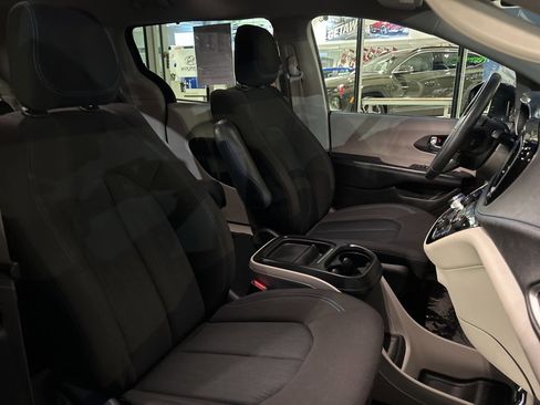 Used 2021 Chrysler Pacifica Touring image 11