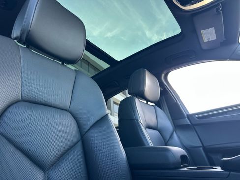 Certified 2022 Porsche Macan image 17