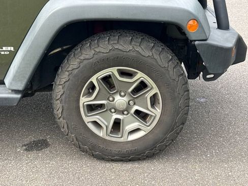 Used 2015 Jeep Wrangler Unlimited Rubicon w/ Connectivity Group AWD/4WD image 11