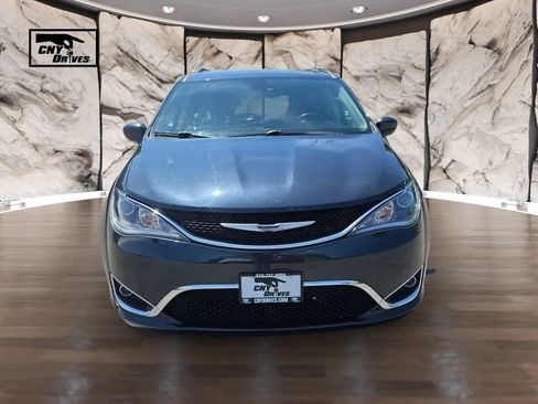 Used 2020 Chrysler Pacifica Touring-L FWD image 2