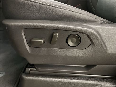 Used 2025 Chevrolet Suburban Z71 image 15