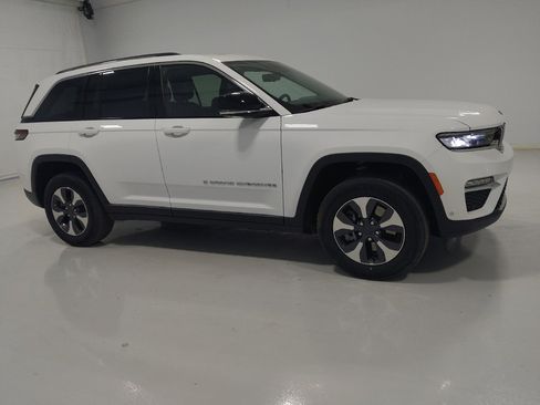 Used 2022 Jeep Grand Cherokee Limited 4xe w/ Luxury Tech Group II AWD/4WD image 11
