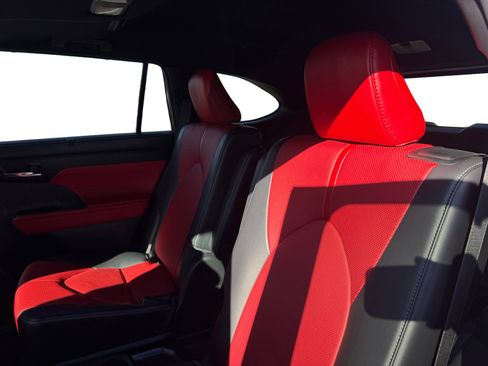 Used 2023 Toyota Highlander XSE image 16