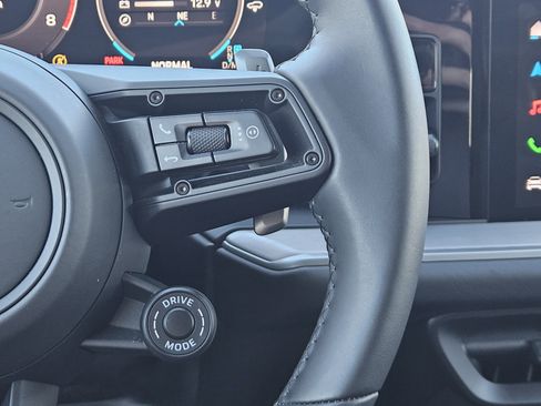 Certified 2025 Porsche Cayenne S image 27