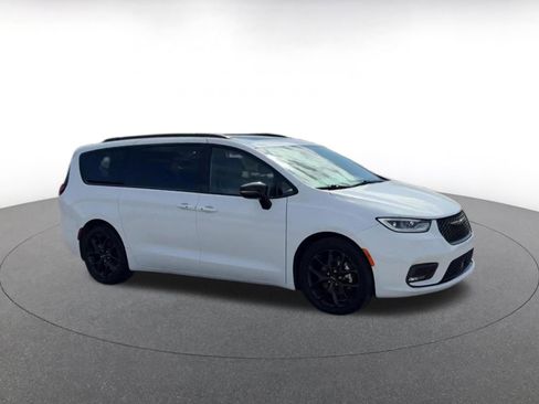 Used 2025 Chrysler Pacifica Limited FWD image 2