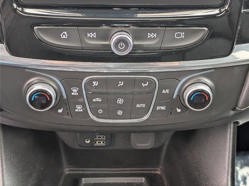 Used 2023 Chevrolet Traverse LT w/ LT Premium Package AWD/4WD image 32