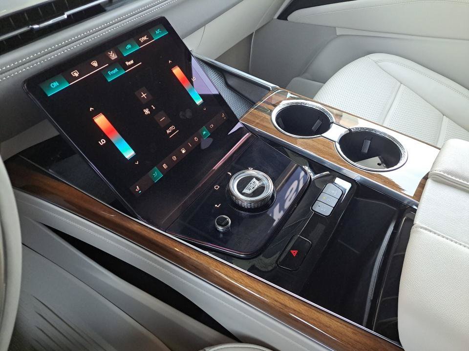 Certified 2025 Cadillac Escalade Sport Platinum w/ LPO, Floor Liner Package AWD/4WD image 30
