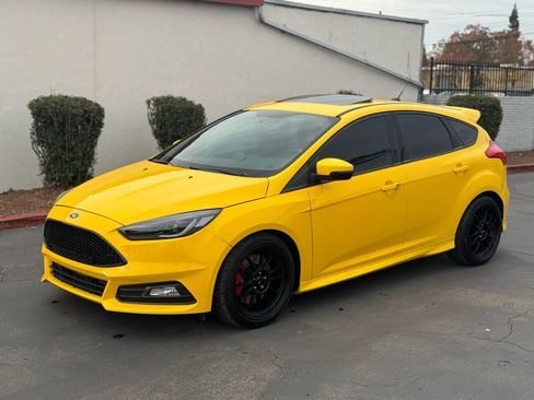 Used 2018 Ford Focus ST w/ Equipment Group 402A FWD image 2
