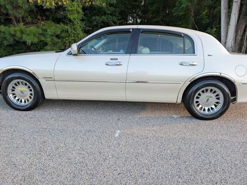 Used 2000 Lincoln Town Car Cartier RWD image 2