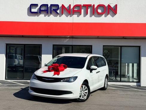 Used 2018 Chrysler Pacifica L FWD image 2