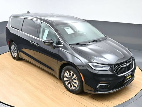 Used 2023 Chrysler Pacifica Touring-L FWD image 37