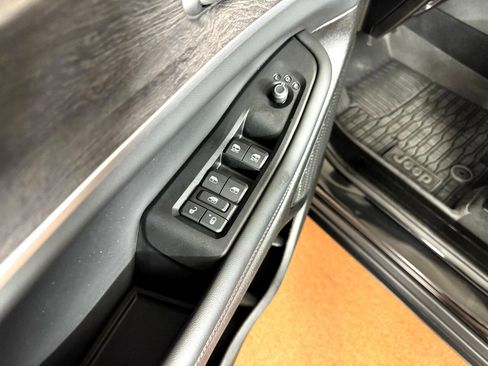 Used 2024 Jeep Grand Cherokee Limited image 17