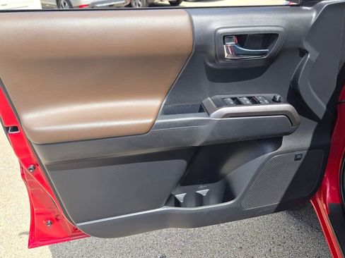 Used 2022 Toyota Tacoma Limited AWD/4WD image 25