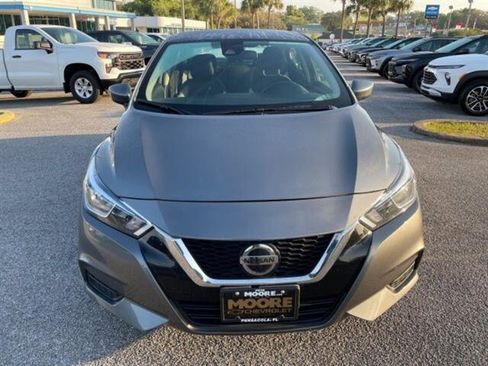 Used 2022 Nissan Versa SV image 2