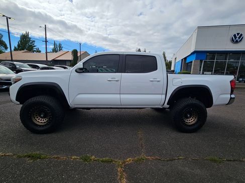 Used 2018 Toyota Tacoma SR5 AWD/4WD image 2
