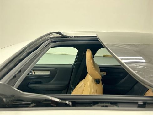 Used 2022 Volvo XC40 T5 Inscription w/ Advanced Package image 19