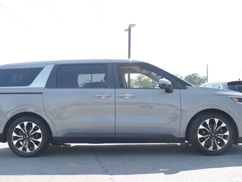 Used 2022 Kia Carnival EX FWD image 23