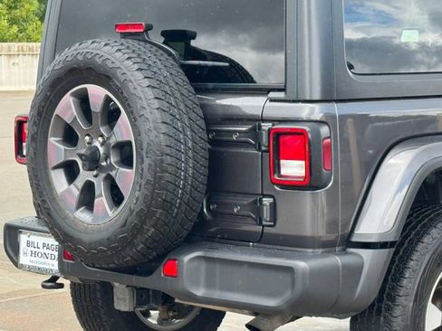 Used 2018 Jeep Wrangler Unlimited Sahara AWD/4WD image 8