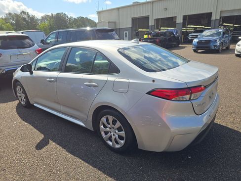 Used 2025 Toyota Corolla LE image 2